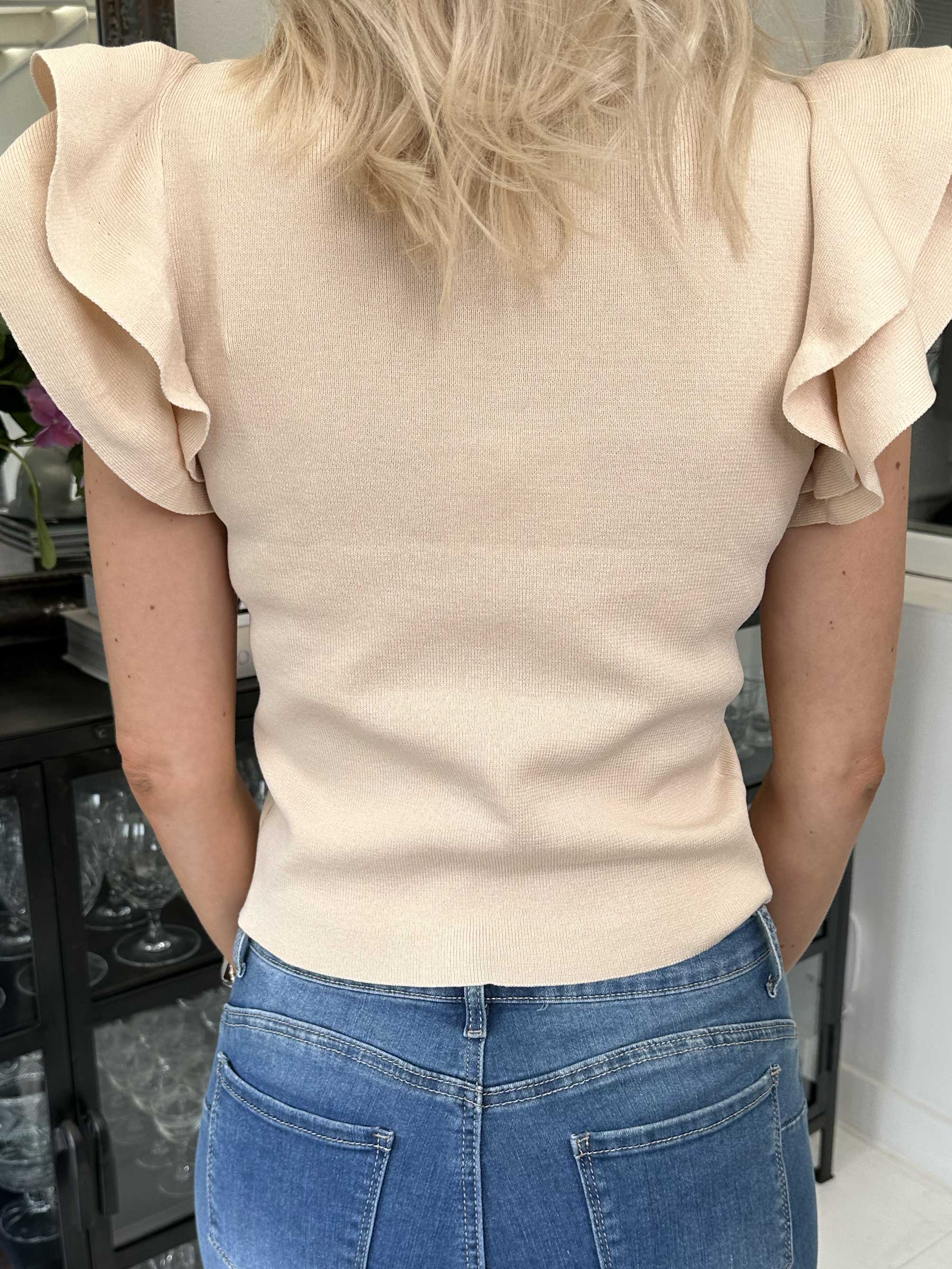 Eva - Feminin t-shirt med søde flæseærmer
